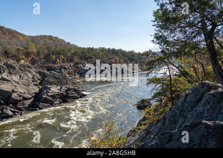 Potomac River fließt thoough der engen Schlucht Mathers in Nordvirginia außerhalb Washington DC Stockfoto