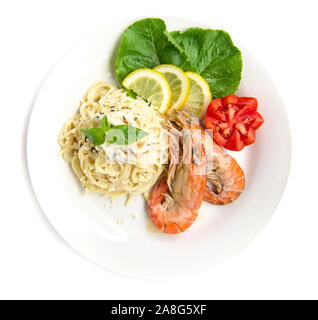 Spaghetti Carbonara mit Grill Garnelen und Mushroom cream Sauce auf frischem Basilikum traditionelle italienische Küche top Anzeigen isoliert auf weißem backgr Stockfoto