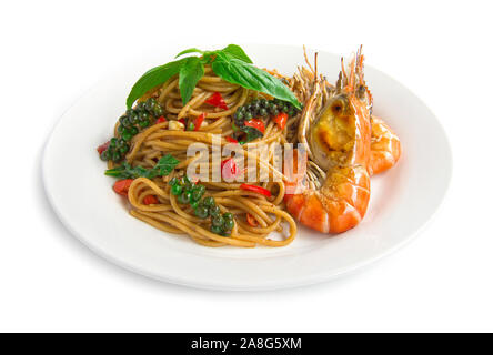 Spaghetti heißen und pikanter Sauce mit Grill Garnelen auf frischem Basilikum, junge grüne Paprika und roter Pfeffer traditionelle thailändische und italienische Küche Fusion Style Stockfoto