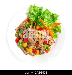 Rühren gebratenes Rindfleisch mit schwarzem Pfeffer und Paprika, austernsauce scharfes Essen verzieren mit geschnitztem Gemüse, Chili stil top Blick auf Rückseite weiß, isoliert Stockfoto