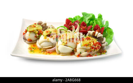 Tintenfisch gedünstet in Sauce mit pikanter Chili Thai Food Fusion Style goodtasty Vorspeise dekorieren mit Tomaten und grüne Eiche Seitenansicht Stockfoto