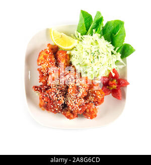 Bonchon Fried Chicken koreanischen Stil dekorieren Tomate, Zitrone, Gemüse Kohl Draufsicht Stockfoto