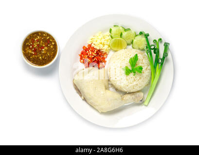 Hainanese gedünstet mit Sojasoße, gehackten Chili und Knoblauch Gurken dekorieren geschnitzten Fusion Food chinesische und thailändische Mix style die besten fo Stockfoto