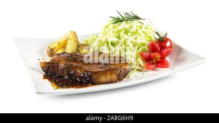 Schweinesteak mit BBQ-Sauce und Salat, Kohl, Pommes frites, Kartoffelchips Seitenansicht Stockfoto