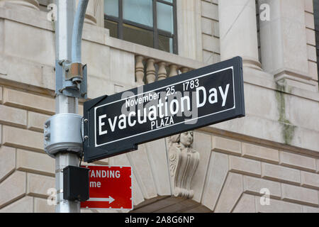 NEW YORK, NY - 05. Nov. 2019: Evakuierung Tag Plaza unterzeichnen. November 25 markiert den Tag im Jahr 1783, als die britische Armee von New York City am Ende wich Stockfoto