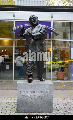 NEW YORK, NY - 05. Nov. 2019: Statue von fiorello La Guardia, in La Guardia Gärten, zwischen West 3. und Bleecker Street. Stockfoto