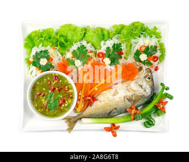 Gebratene Makrele (maing-PLA-zu) und frisches Gemüse mit Thai Reis, kleinen Nudeln und seafood Soße Vorspeise Salat deepping Thai Thai Stil si steht für: Stockfoto