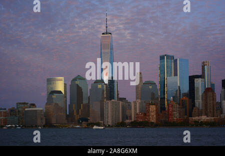 NEW YORK, NY - 04 Sep 2019: Die Skyline von Manhattan in der Dämmerung von Liberty State Park gesehen. Stockfoto