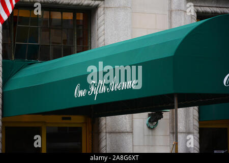 NEW YORK, NY - 05. Nov. 2019: Markise an einem Fifth Avenue, einer der ersten Art-déco-Türme in der Stadt, dominiert der unteren Fifth Avenue, Washington Square Stockfoto