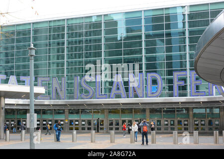 NEW YORK, NY - 05 Sep 2019: Die Staten Island Ferry Terminal in der South Ferry Abschnitt von Lower Manhattan, New York City, an der Ecke der Süden Stre Stockfoto