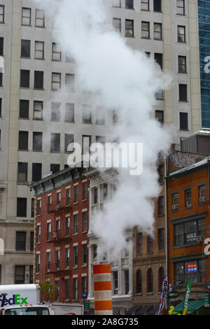 NEW YORK, NY - 05. Nov. 2019: Dampf aus einem Rohr im Lower Manhattans Finanzdistrikt. Stockfoto