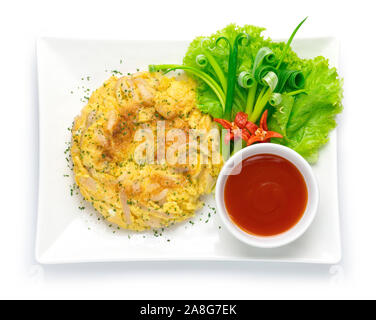 Omelette Spiegelei Pfannkuchen fusion Thai Food style innerhalb Teller dekorieren mit geschnitztem Gemüse, Chilischoten, Frühlingszwiebeln mit Chili Sauce Dippen t Stockfoto