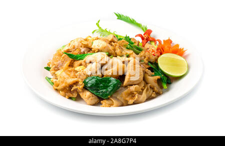 Rühren gebratene Nudeln mit Huhn in Sojasauce und Chinesischen kale (Pad siehe Ew) Thai Stil mit geschnitzten chili Gemüse Seitenansicht Stockfoto