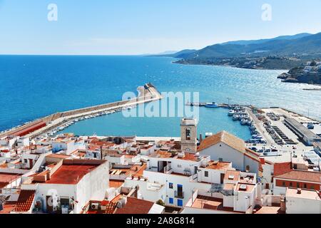 Peniscola Burg mit Blick auf das Mittelmeer in Spanien. Stockfoto