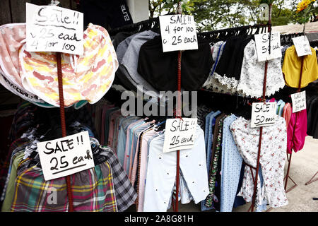 TAYTAY, Rizal, Philippinen - NOVEMBER 7, 2019: Sortiert günstige Kleidung und Schuhe auf dem Display auf einem Basar in einem beliebten Basar oder loca Abschaltdruck Stockfoto