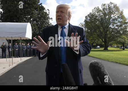 Washington, District of Columbia, USA. 8. November, 2019. Präsidenten der Vereinigten Staaten Donald J. Trumpf spricht für die Mitglieder der Medien auf dem Südrasen des Weißen Hauses in Washington, DC, USA als Er fährt für einen Tagesausflug nach Marietta, Georgia am Freitag, 8. November 2019. Credit: Stefani Reynolds/CNP Credit: Stefani Reynolds/CNP/ZUMA Draht/Alamy leben Nachrichten Stockfoto