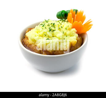 Kartoffelbrei cremig classic Urlaub Traditionen Essen perfekte Zeit mit Sauce sauce Dekorieren geschnitzten Karotte und Frühlingszwiebel Seitenansicht isoliert auf weißem Stockfoto