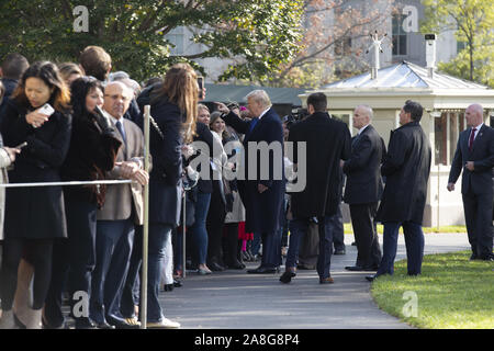 Washington, District of Columbia, USA. 8. November, 2019. Präsidenten der Vereinigten Staaten Donald J. Trumpf begrüßt die Gäste auf dem Südrasen des Weißen Hauses in Washington, DC, USA als Er fährt für einen Tagesausflug nach Marietta, Georgia am Freitag, 8. November 2019. Credit: Stefani Reynolds/CNP Credit: Stefani Reynolds/CNP/ZUMA Draht/Alamy leben Nachrichten Stockfoto