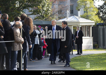 Washington, District of Columbia, USA. 8. November, 2019. Präsidenten der Vereinigten Staaten Donald J. Trumpf begrüßt die Gäste auf dem Südrasen des Weißen Hauses in Washington, DC, USA als Er fährt für einen Tagesausflug nach Marietta, Georgia am Freitag, 8. November 2019. Credit: Stefani Reynolds/CNP Credit: Stefani Reynolds/CNP/ZUMA Draht/Alamy leben Nachrichten Stockfoto