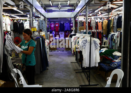 TAYTAY, Rizal, Philippinen - NOVEMBER 7, 2019: Sortiert günstige Kleidung und Schuhe auf dem Display auf einem Basar in einem beliebten Basar oder loca Abschaltdruck Stockfoto