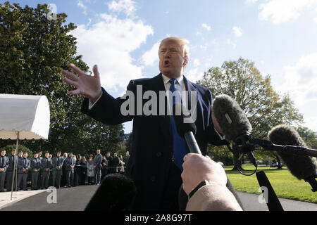 Washington, District of Columbia, USA. 8. November, 2019. Präsidenten der Vereinigten Staaten Donald J. Trumpf spricht für die Mitglieder der Medien auf dem Südrasen des Weißen Hauses in Washington, DC, USA als Er fährt für einen Tagesausflug nach Marietta, Georgia am Freitag, 8. November 2019. Credit: Stefani Reynolds/CNP Credit: Stefani Reynolds/CNP/ZUMA Draht/Alamy leben Nachrichten Stockfoto