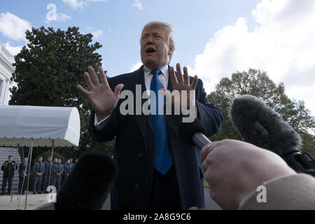 Washington, District of Columbia, USA. 8. November, 2019. Präsidenten der Vereinigten Staaten Donald J. Trumpf spricht für die Mitglieder der Medien auf dem Südrasen des Weißen Hauses in Washington, DC, USA als Er fährt für einen Tagesausflug nach Marietta, Georgia am Freitag, 8. November 2019. Credit: Stefani Reynolds/CNP Credit: Stefani Reynolds/CNP/ZUMA Draht/Alamy leben Nachrichten Stockfoto