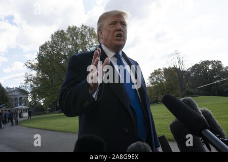 Washington, District of Columbia, USA. 8. November, 2019. Präsidenten der Vereinigten Staaten Donald J. Trumpf spricht für die Mitglieder der Medien auf dem Südrasen des Weißen Hauses in Washington, DC, USA als Er fährt für einen Tagesausflug nach Marietta, Georgia am Freitag, 8. November 2019. Credit: Stefani Reynolds/CNP Credit: Stefani Reynolds/CNP/ZUMA Draht/Alamy leben Nachrichten Stockfoto