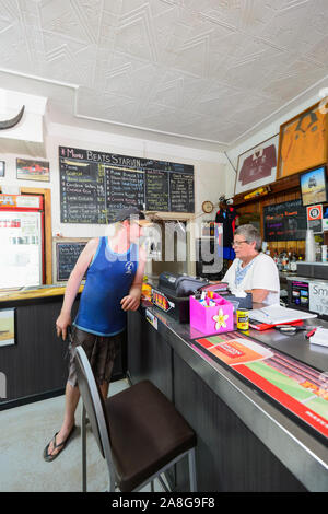 Bar counter Der Carinda Hotel bekannt als der Ort, wo David Bowie Teile von Tanz Film Clip die Let's aufgezeichnet, in der Nähe der Walgett, New South Wa gemacht Stockfoto