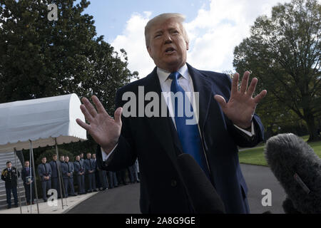 Washington, District of Columbia, USA. 8. November, 2019. Präsidenten der Vereinigten Staaten Donald J. Trumpf spricht für die Mitglieder der Medien auf dem Südrasen des Weißen Hauses in Washington, DC, USA als Er fährt für einen Tagesausflug nach Marietta, Georgia am Freitag, 8. November 2019. Credit: Stefani Reynolds/CNP Credit: Stefani Reynolds/CNP/ZUMA Draht/Alamy leben Nachrichten Stockfoto