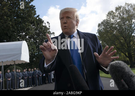 Washington, District of Columbia, USA. 8. November, 2019. Präsidenten der Vereinigten Staaten Donald J. Trumpf spricht für die Mitglieder der Medien auf dem Südrasen des Weißen Hauses in Washington, DC, USA als Er fährt für einen Tagesausflug nach Marietta, Georgia am Freitag, 8. November 2019. Credit: Stefani Reynolds/CNP Credit: Stefani Reynolds/CNP/ZUMA Draht/Alamy leben Nachrichten Stockfoto