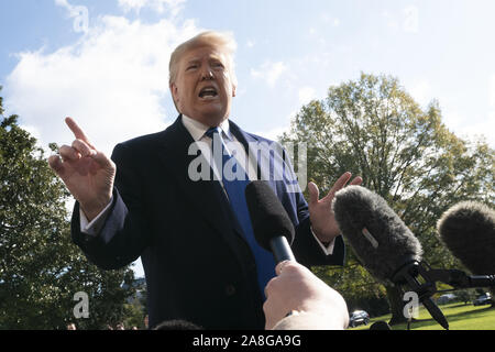 Washington, District of Columbia, USA. 8. November, 2019. Präsidenten der Vereinigten Staaten Donald J. Trumpf spricht für die Mitglieder der Medien auf dem Südrasen des Weißen Hauses in Washington, DC, USA als Er fährt für einen Tagesausflug nach Marietta, Georgia am Freitag, 8. November 2019. Credit: Stefani Reynolds/CNP Credit: Stefani Reynolds/CNP/ZUMA Draht/Alamy leben Nachrichten Stockfoto