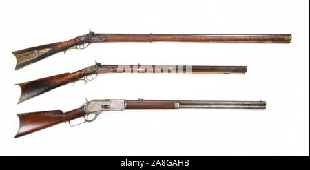 Antiquitäten Gewehre, volle Lager, Lager und Cowboy Hebelbetätigung Gewehr. Von 1840 t0 1876. Stockfoto