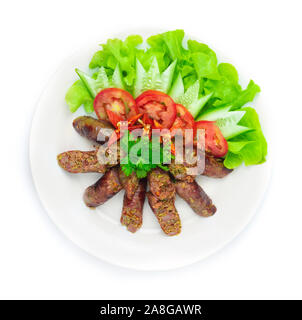 Schweinefleisch Saucesage Würzig lecker Essen im Norden von Thailand Stil dekorieren mit Gemüse geschnitzte Gurke, Chili und Koriander Thai Kräuter Ansicht von oben Stockfoto
