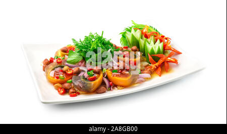 Jahrhundert bewahrt würzigen Eier (Eier) Salat mit Gemüse, Erdnuss, eingelegten Ingwer Schnitzel. Hot Spicy lecker Thai Essen Fusion Style dekorieren geschnitzten cucum Stockfoto