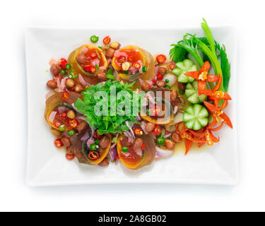 Jahrhundert bewahrt würzigen Eier (Eier) Salat mit Gemüse, Erdnuss, eingelegten Ingwer Schnitzel. Hot Spicy lecker Thai Essen Fusion Style dekorieren geschnitzten cucum Stockfoto