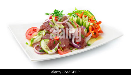 Pikanter Salat Chinesisch Schweinefleisch mit Gemüse, Saucesage Scheibe Gurke Hot Spicy lecker Thai Essen Fusion Style dekorieren geschnitzt, Gurke, Paprika und sp Stockfoto