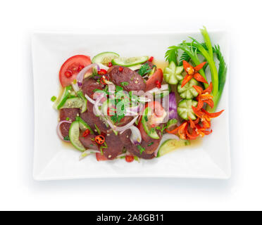 Pikanter Salat Chinesisch Schweinefleisch mit Gemüse, Saucesage Scheibe Gurke Hot Spicy lecker Thai Essen Fusion Style dekorieren geschnitzt, Gurke, Paprika und sp Stockfoto