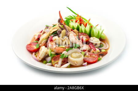 Pikanter Salat Kalmare mit Garnelen und Meeresfrüchte Zutat und Hackfleisch Schwein, Gemüse, Pikanten lecker Thai Essen Fusion Style dekorieren geschnitzt, Gurke, Paprika p Stockfoto