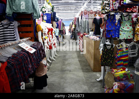 TAYTAY, Rizal, Philippinen - NOVEMBER 7, 2019: Sortiert günstige Kleidung und Schuhe auf dem Display auf einem Basar in einem beliebten Basar oder loca Abschaltdruck Stockfoto