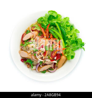 Pikanter Salat Nudeln Nudeln mit Schweinefleisch und Saucesage Schweinehack, Gemüse, Pikanten lecker Thai Essen Fusion Style dekorieren Gurke geschnitzt, Chili Stockfoto