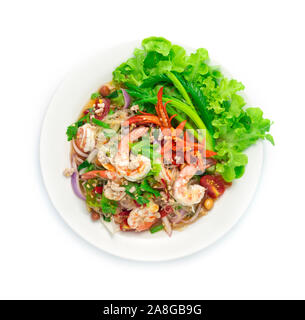 Pikanter Salat Nudeln Nudeln mit Garnelen und Schweinehack, Gemüse, Pikanten lecker Thai Essen Fusion Style dekorieren Gurke geschnitzt, Chili peppers Stockfoto