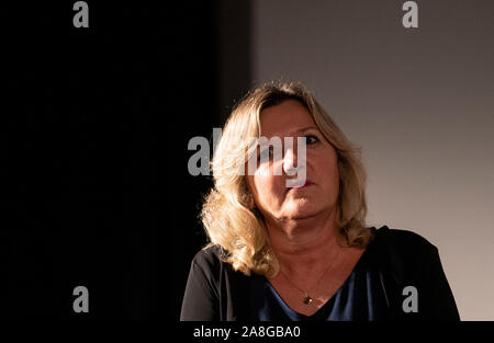 Berlin, Deutschland. 07 Nov, 2019. Katrin Klocke, Programmdirektor von Spiegel TV, ist bei der Premiere von dem Film "der Fall der Mauer - ein Jahr, das Geschichte schrieb" im Kino International. Der Film verfolgt das Jahr vom Fall der Berliner Mauer der Wiedervereinigung aus der ursprünglichen Materialien des Spiegel TV-Reporter. Credit: Fabian Sommer/dpa/Alamy leben Nachrichten Stockfoto