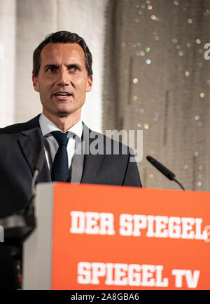 Berlin, Deutschland. 07 Nov, 2019. Kay Siering, Leiter von Spiegel TV, spricht vor der Premiere der Film "der Fall der Mauer - ein Jahr, das Geschichte schrieb' im internationalen Kino. Der Film verfolgt das Jahr vom Fall der Berliner Mauer der Wiedervereinigung aus der ursprünglichen Materialien des Spiegel TV-Reporter. Credit: Fabian Sommer/dpa/Alamy leben Nachrichten Stockfoto