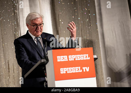 Berlin, Deutschland. 07 Nov, 2019. Bundespräsident Dr. Frank-Walter Steinmeier spricht vor der Premiere der Film "der Fall der Mauer - ein Jahr, das Geschichte schrieb" im Kino International. Der Film verfolgt das Jahr vom Fall der Berliner Mauer der Wiedervereinigung aus der ursprünglichen Materialien des Spiegel TV-Reporter. Credit: Fabian Sommer/dpa/Alamy leben Nachrichten Stockfoto