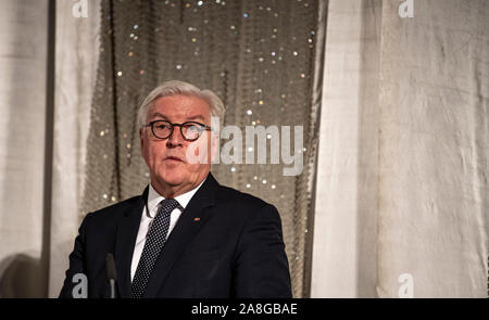 Berlin, Deutschland. 07 Nov, 2019. Bundespräsident Dr. Frank-Walter Steinmeier spricht vor der Premiere der Film "der Fall der Mauer - ein Jahr, das Geschichte schrieb" im Kino International. Der Film verfolgt das Jahr vom Fall der Berliner Mauer der Wiedervereinigung aus der ursprünglichen Materialien des Spiegel TV-Reporter. Credit: Fabian Sommer/dpa/Alamy leben Nachrichten Stockfoto