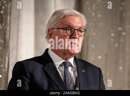 Berlin, Deutschland. 07 Nov, 2019. Bundespräsident Dr. Frank-Walter Steinmeier spricht vor der Premiere der Film "der Fall der Mauer - ein Jahr, das Geschichte schrieb" im Kino International. Der Film verfolgt das Jahr vom Fall der Berliner Mauer der Wiedervereinigung aus der ursprünglichen Materialien des Spiegel TV-Reporter. Credit: Fabian Sommer/dpa/Alamy leben Nachrichten Stockfoto