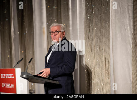 Berlin, Deutschland. 07 Nov, 2019. Bundespräsident Dr. Frank-Walter Steinmeier spricht vor der Premiere der Film "der Fall der Mauer - ein Jahr, das Geschichte schrieb" im Kino International. Der Film verfolgt das Jahr vom Fall der Berliner Mauer der Wiedervereinigung aus der ursprünglichen Materialien des Spiegel TV-Reporter. Credit: Fabian Sommer/dpa/Alamy leben Nachrichten Stockfoto