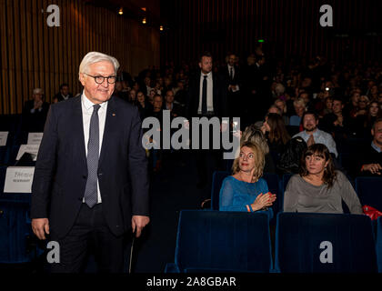 Berlin, Deutschland. 07 Nov, 2019. Bundespräsident Dr. Frank-Walter Steinmeier wird die Premiere des Films "Der Fall der Mauer - ein Jahr, das Geschichte schrieb" im Kino International. Der Film verfolgt das Jahr vom Fall der Berliner Mauer der Wiedervereinigung aus der ursprünglichen Materialien des Spiegel TV-Reporter. Credit: Fabian Sommer/dpa/Alamy leben Nachrichten Stockfoto