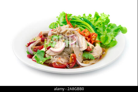 Pikanter Salat Nudeln Nudeln mit vietnamesischen Schweinefleisch Saucesage und Hackfleisch Schwein, Gemüse, Pikanten lecker Thai Essen Fusion Style dekorieren geschnitzten cucum Stockfoto