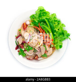 Pikanter Salat Nudeln Nudeln mit vietnamesischen Schweinefleisch Saucesage und Hackfleisch Schwein, Gemüse, Pikanten lecker Thai Essen Fusion Style dekorieren geschnitzten cucum Stockfoto